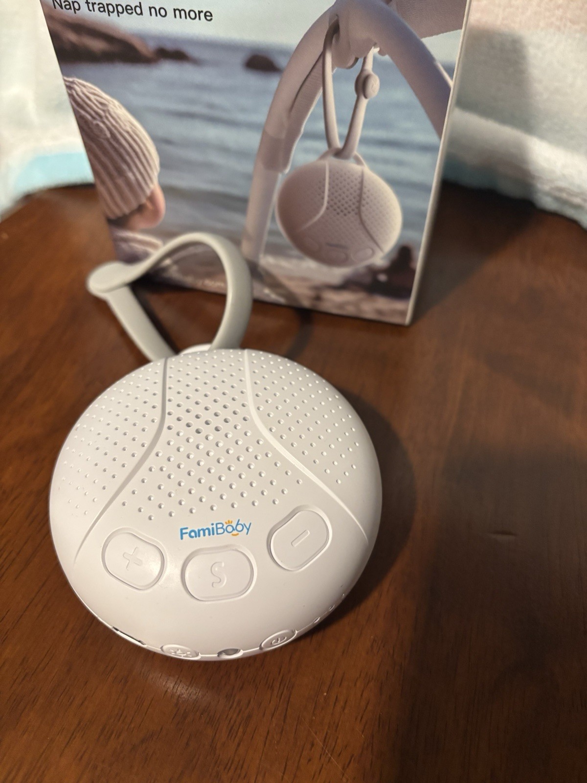 FamiBaby Hush Go Portable Sound Machine, Rechargeable Battery, White M251