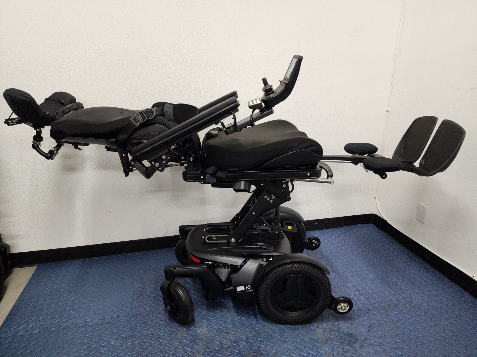 Permobil F3 R-net Corpus W/ Power 12″ Seat Lift, Recline,Tilt, LEGS 10miles Only