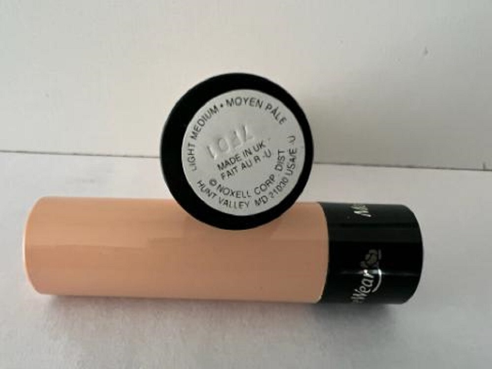 Procter & Gamble Cover Girl Moisture Wear Moisturizing Concealer Light Medium