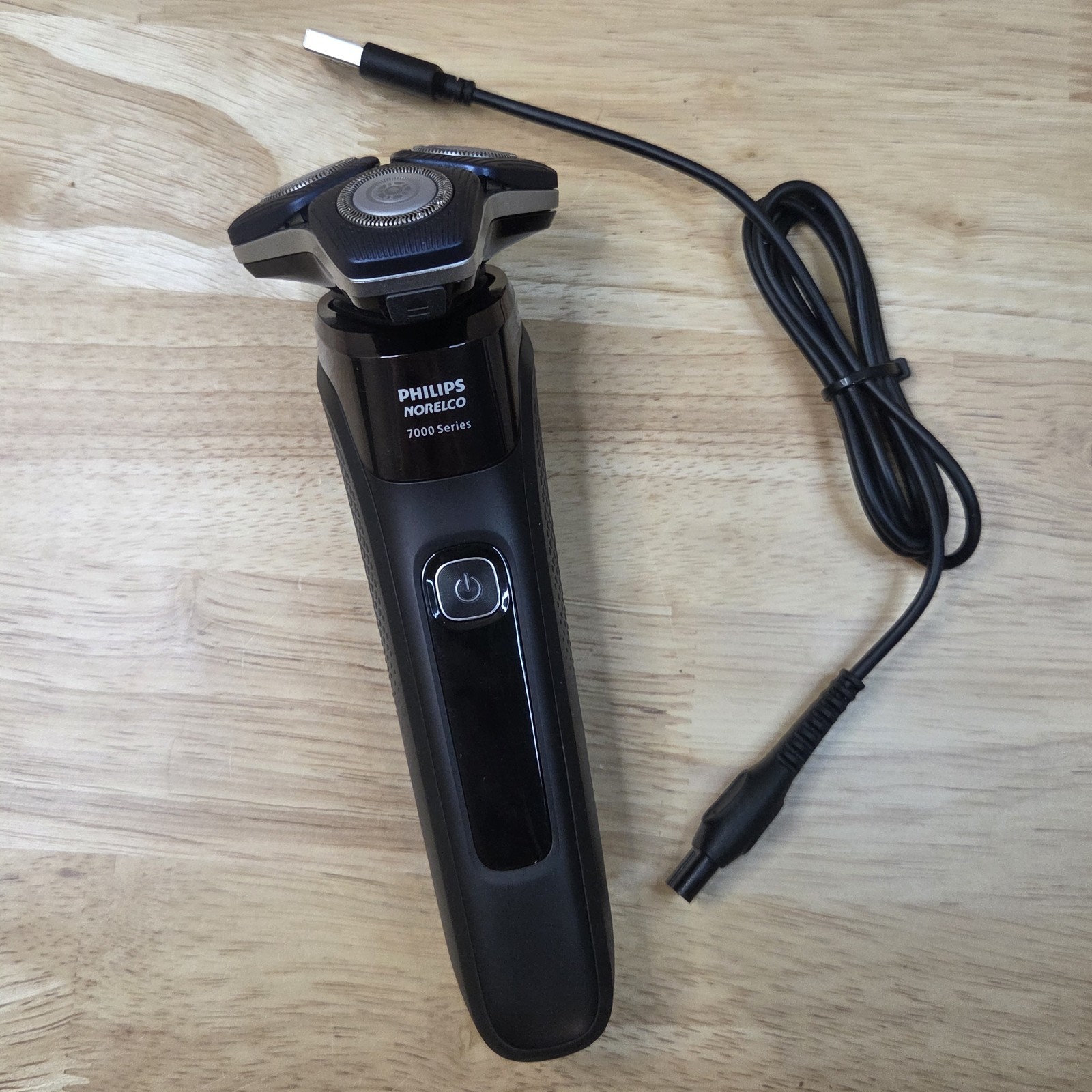 Philips Norelco 7000 Series S7886 Rechargeable Electric Wet / Dry Shaver