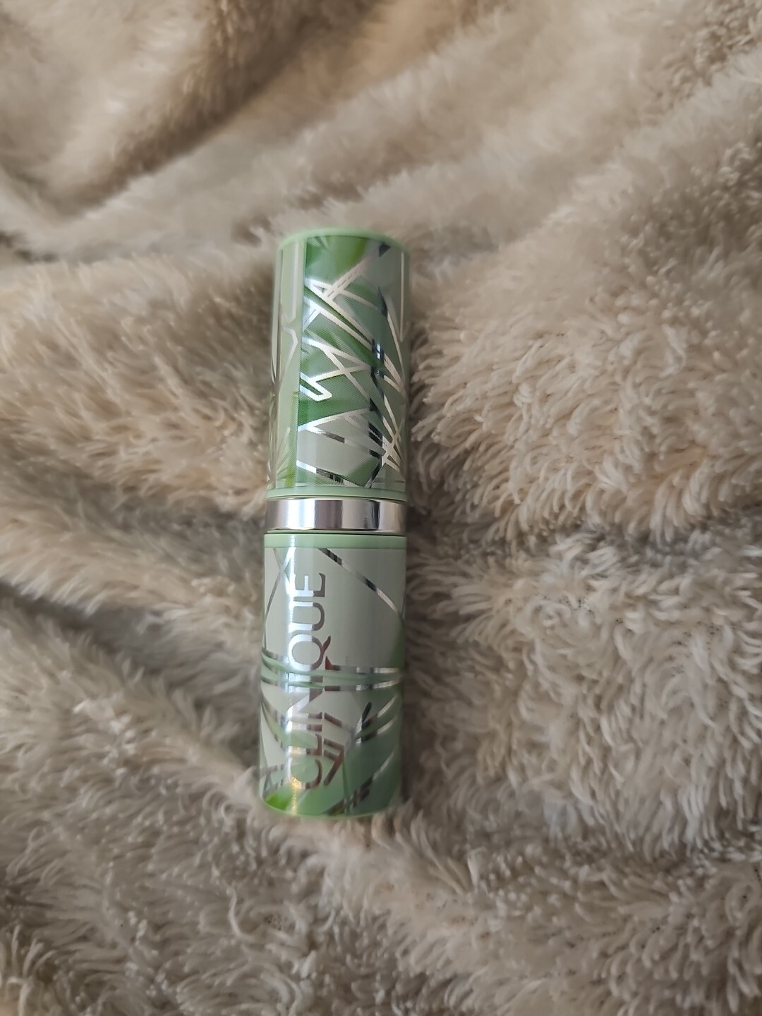Clinique Dramatically Different Lipstick Barely 01 Shade New .10 oz 3 g