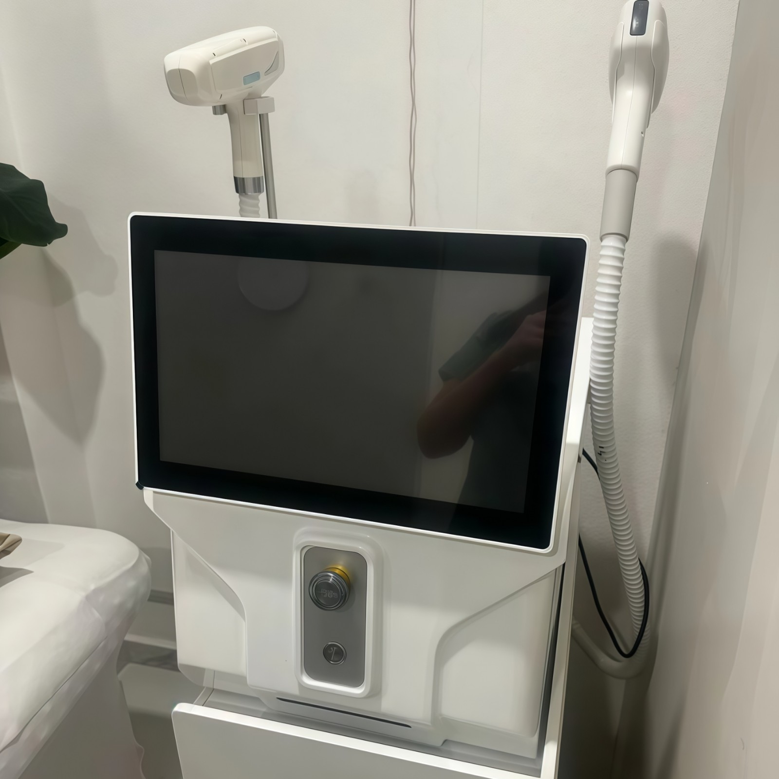 Large screen Pico laser tattoo removal and diode laser beauty device for salons