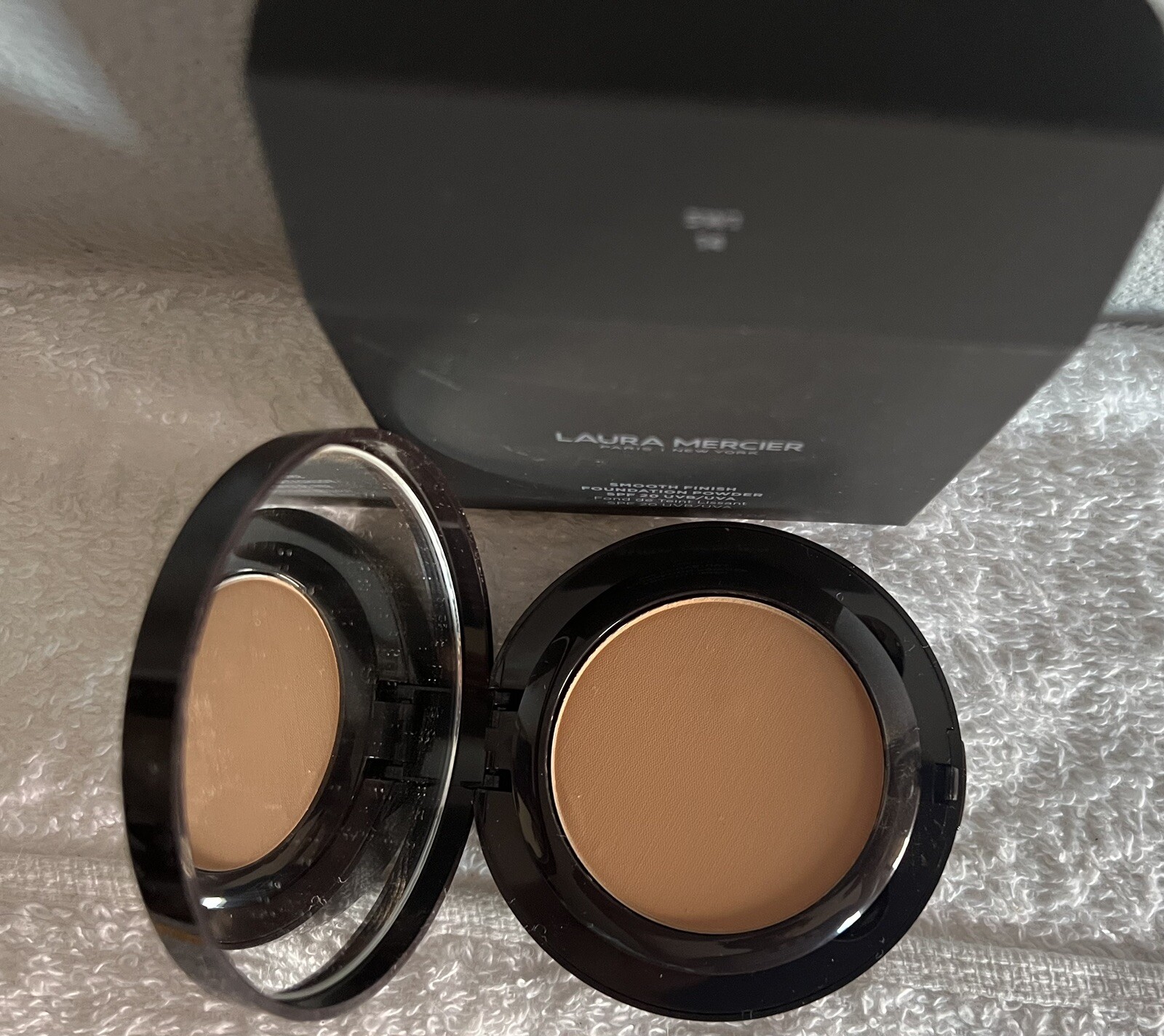 Laura Mercier Smooth Finish Foundation Powder-SPF20–Shade: 5W1 14-New In Box