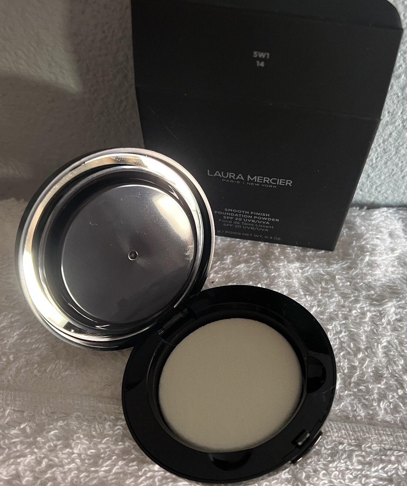 Laura Mercier Smooth Finish Foundation Powder-SPF20–Shade: 5W1 14-New In Box