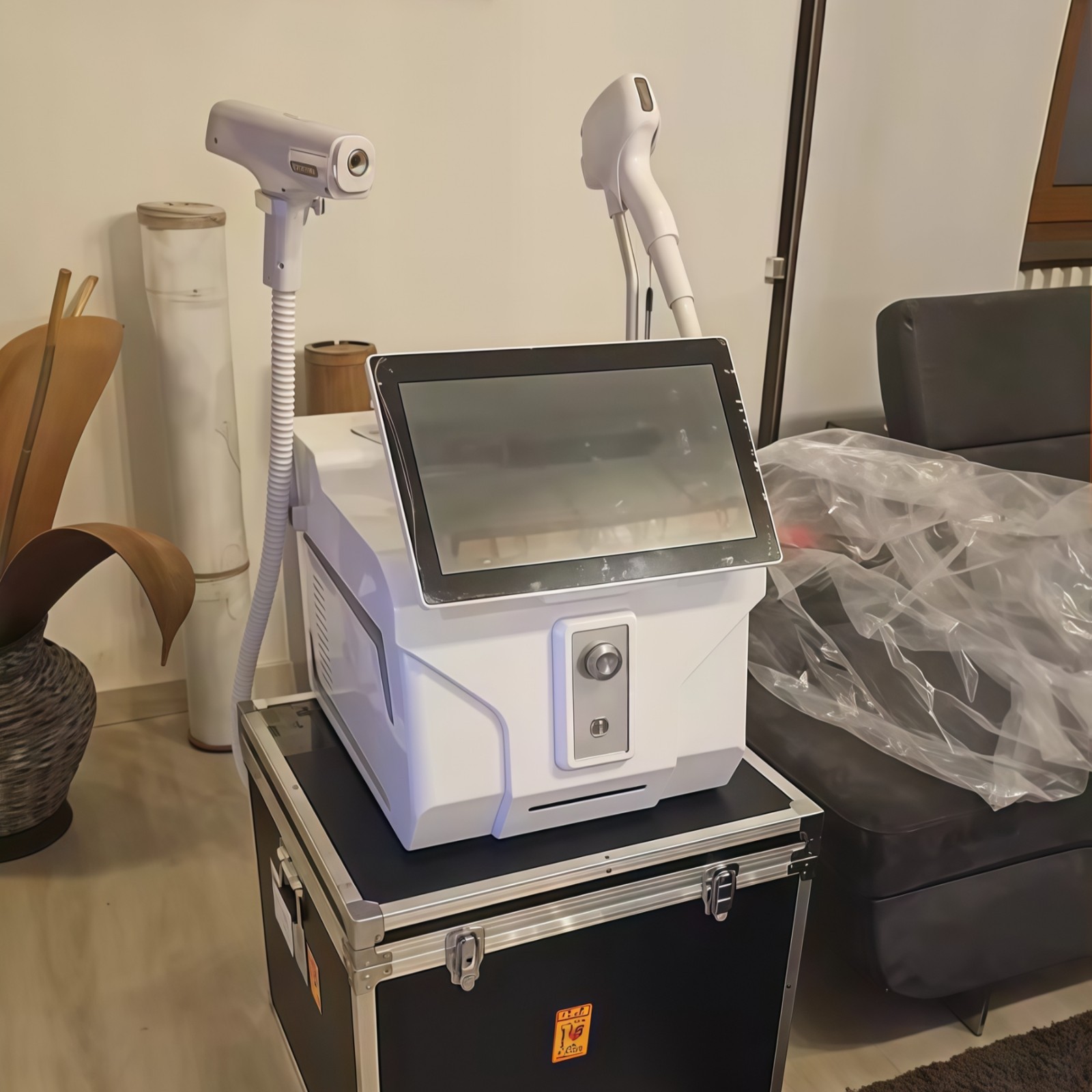 Large screen Pico laser tattoo removal and diode laser beauty device for salons