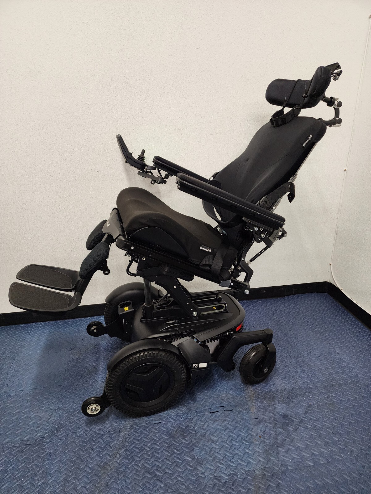 Permobil F3 R-net Corpus W/ Power 12″ Seat Lift, Recline,Tilt, LEGS 10miles Only