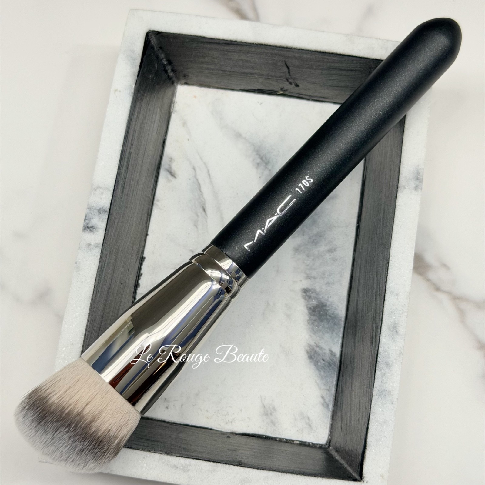 Mac 170S Synthetic Rounded Slant Foundation / Primer Brush