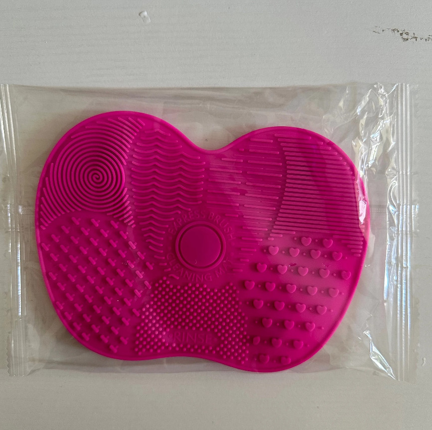 1pc Silicone Makeup Brush Cleaner Pad Apple Shape with Suction Cup Tool – NEW GH